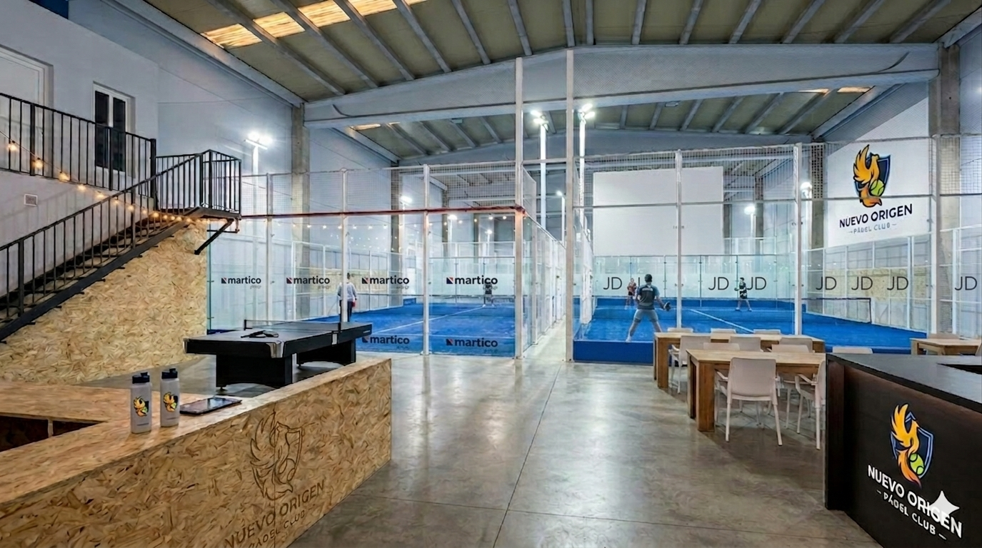 Vista interior de Nuevo Origen Pádel con pistas, zona social y branding del club